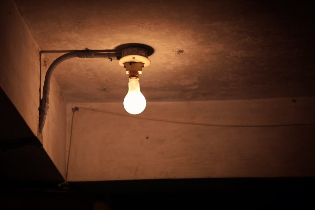 Meer sfeer in huis met een tafellamp in de woonkamer