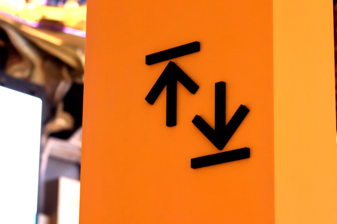 Zo stel je eenvoudig scharnieren van je IKEA kast af