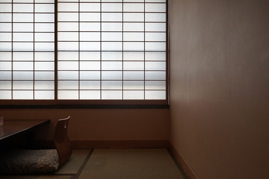 Rust en warmte in huis met een Japandi stijl woonkamer
