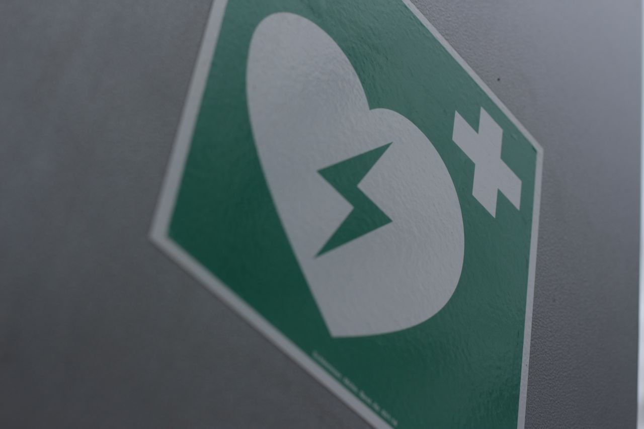 Een AED in je straat of appartementsgebouw: zo pak je dat samen aan